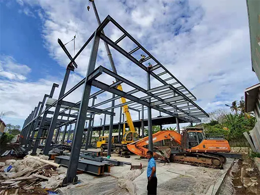 Edificio comercial con estructura de acero
