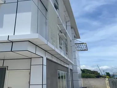 Hospital de tres pisos con estructura de acero en las Islas Salomón